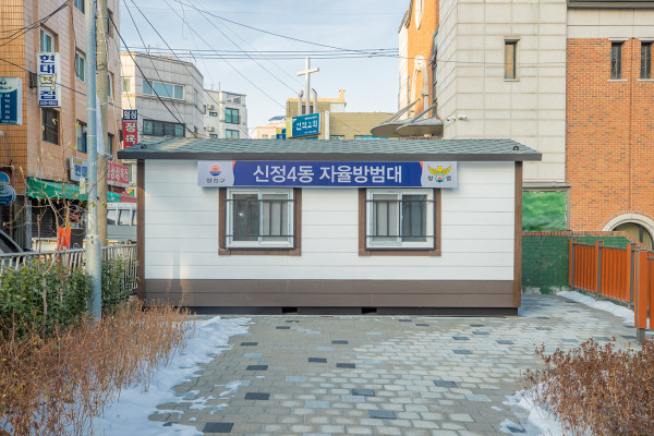 자동으로 조명 밝히는 타이머 탑재된 LED 간판 설치